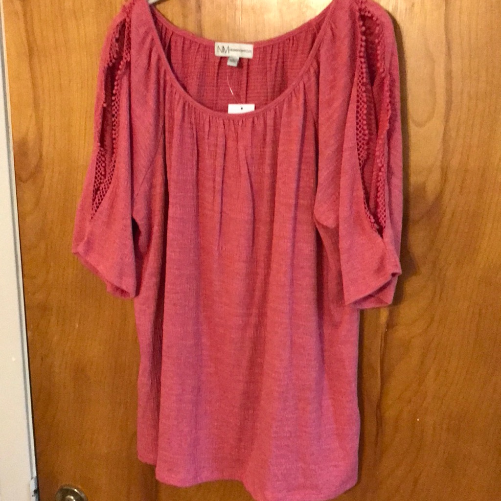 | Nwt Neiman Marcus Cold Shoulder Rose Top - L